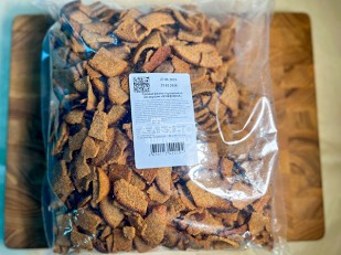 Сухарики с крабом: Гренки черные со вкусом буженины