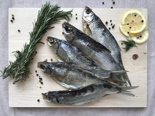 Снапсы с томатом и базиликом: Вобла вяленая астраханская крупная